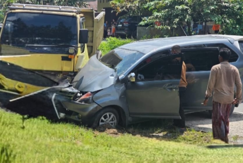 Adu Banteng Avanza vs Colt Diesel di Jalan Utama Pasir Panjang, Satu Penumpang Luka