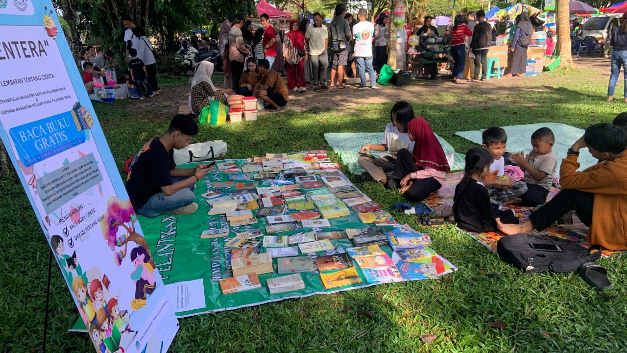 Literasi di Tengah Kota: Permas dan HMPH Hidupkan Semangat Baca di CFD