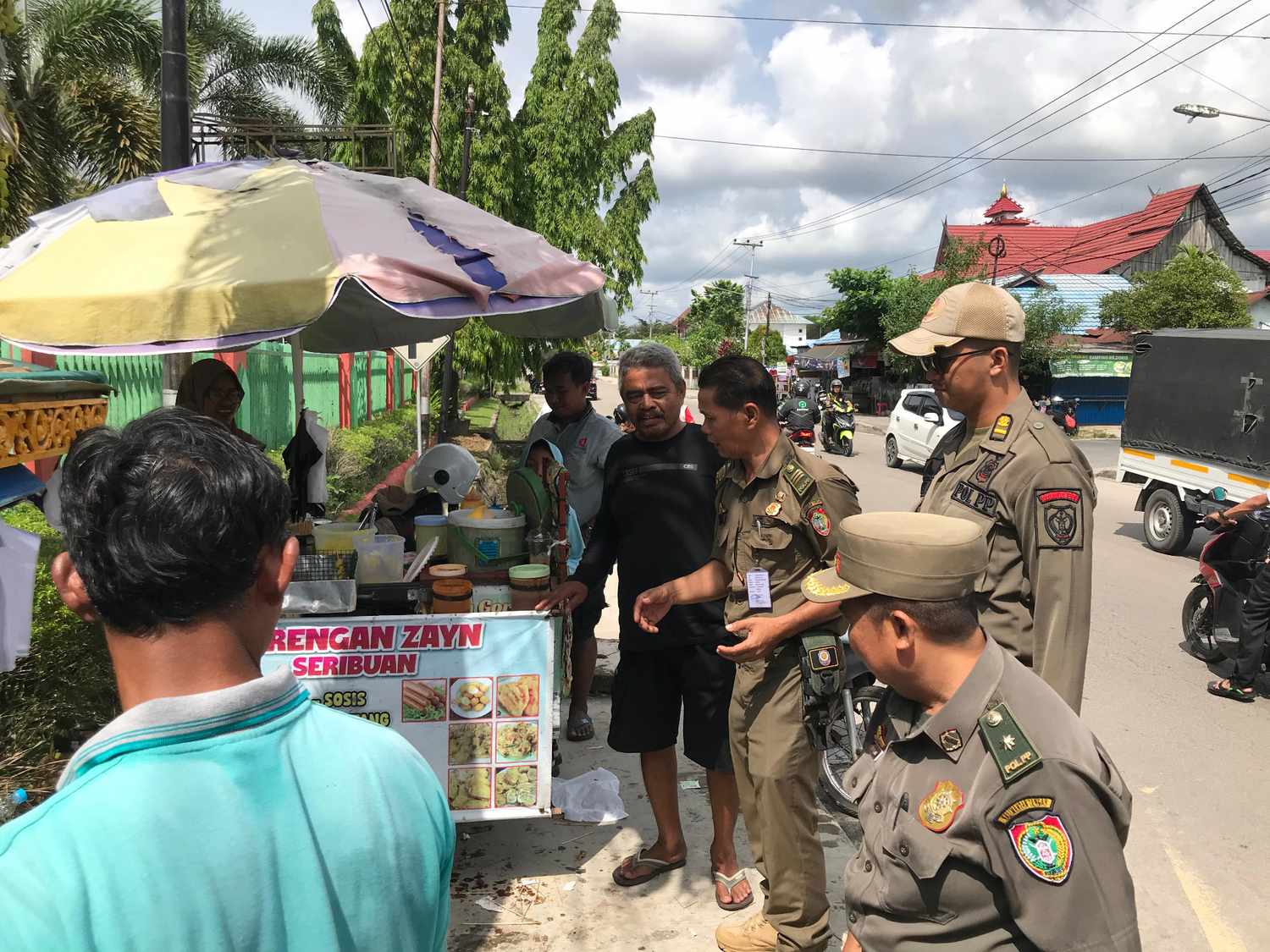 Jaga Fasilitas Publik, Satpol PP Kalteng Tertibkan PKL yang Berjualan di Trotoar