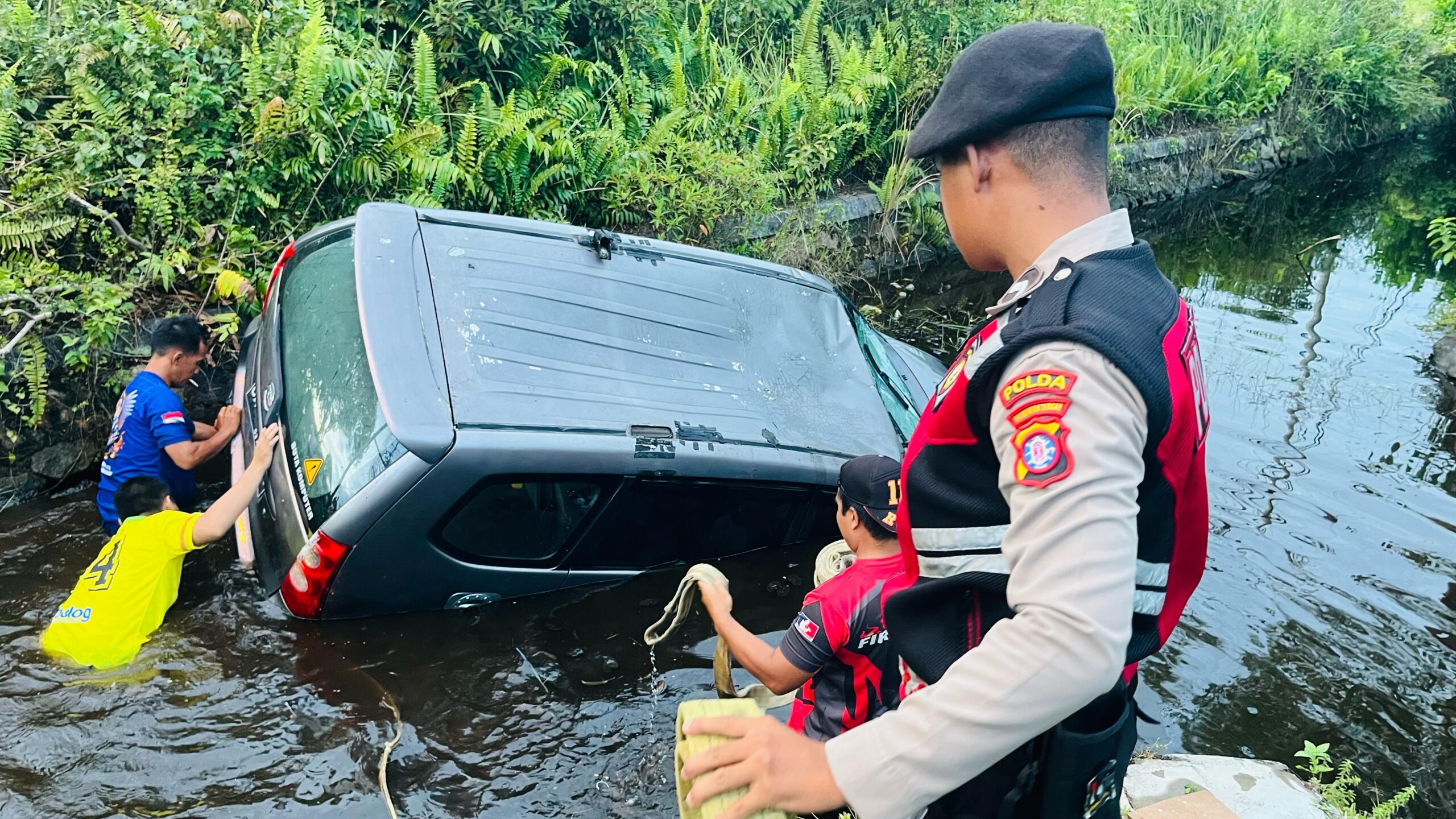 Minibus Avanza Nyemplung ke Parit di Jalan Temanggung Tilung, Pengemudi Ternyata Masih Latihan
