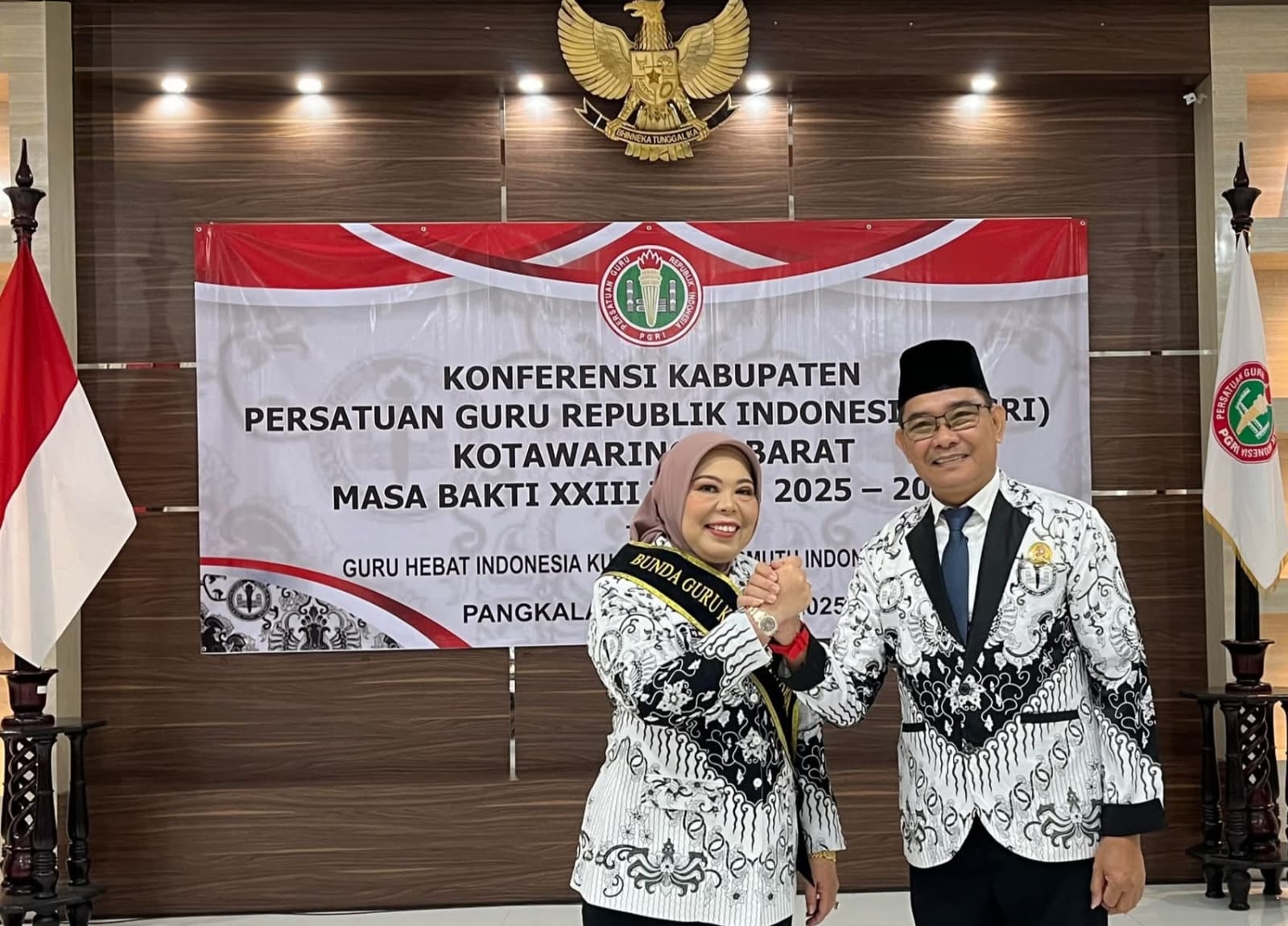Dikukuhkan Jadi Ibunda Guru Kobar, Bupati Nurhidayah Komitmen Perjuangan Hak Guru