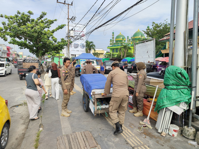 Satpol PP Kobar Tertibkan PKL dengan Humanis: Tegas Namun Kedepankan Hati Nurani