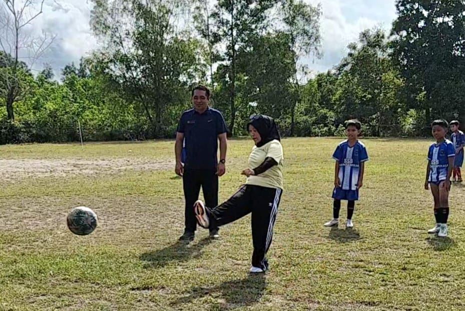 Tendangan Pertama Hj Fatmawati Awali Turnamen Sepak Bola Usia Dini di Kobar