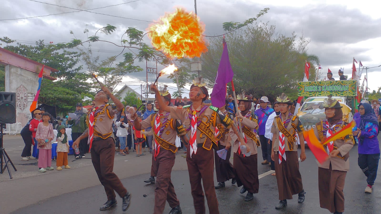 Pawai Budaya Katingan Pecah! Kostum Etnik dan Tarian Dayak Bikin Penonton Terpukau