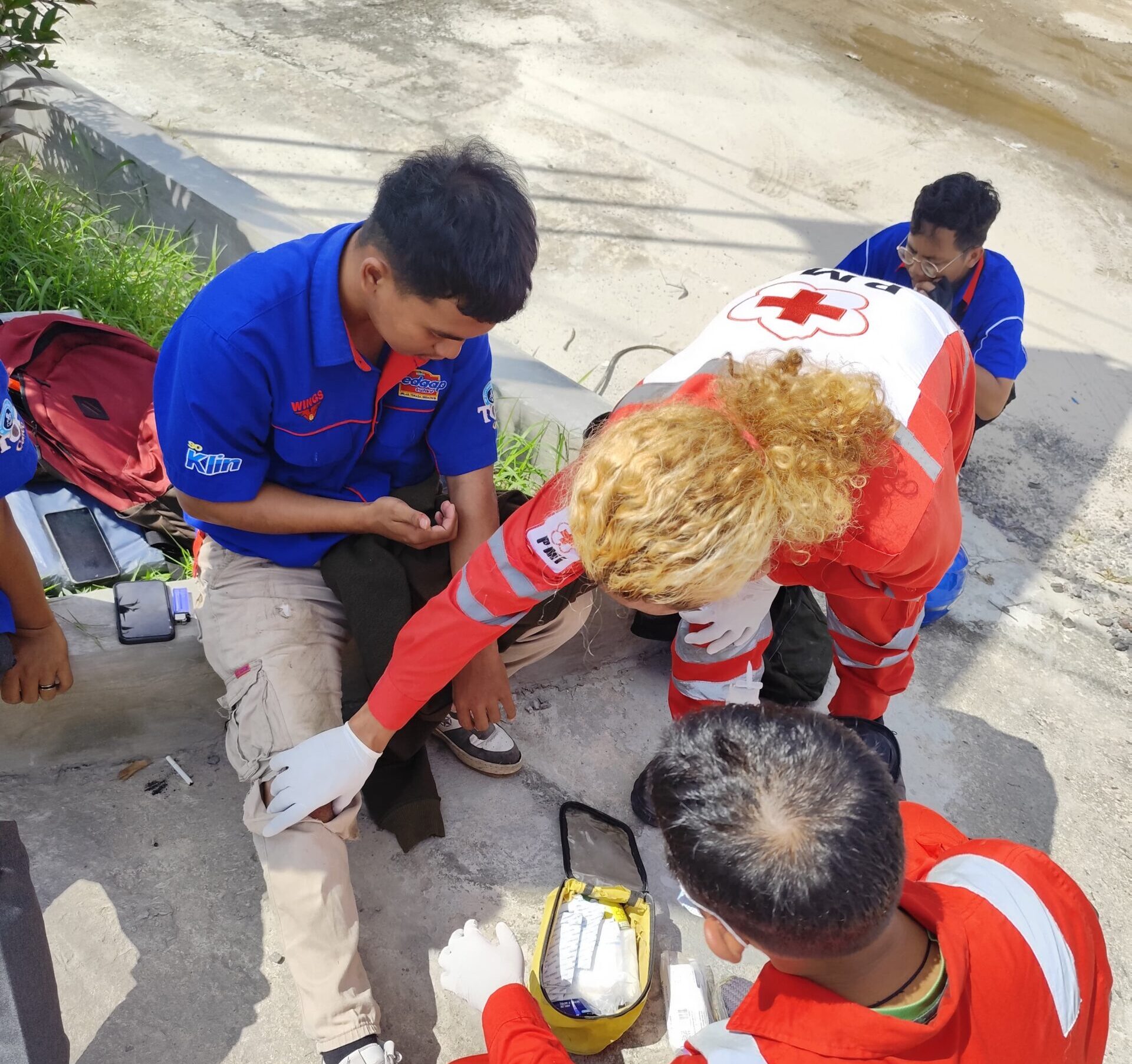 Tumpahan Solar di Jalan Ahmad Yani Pelingkau Sebabkan Tiga Pengendara Motor Terjatuh