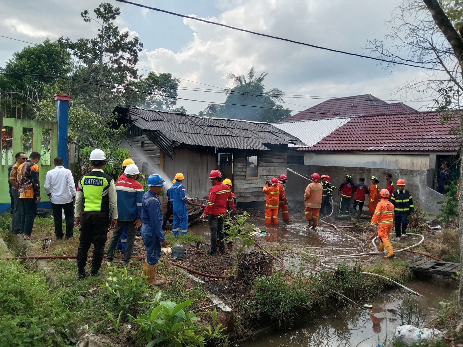 Warga Geger, Rumah Kayu di Samping Kantor Pertamina Baamang Terbakar