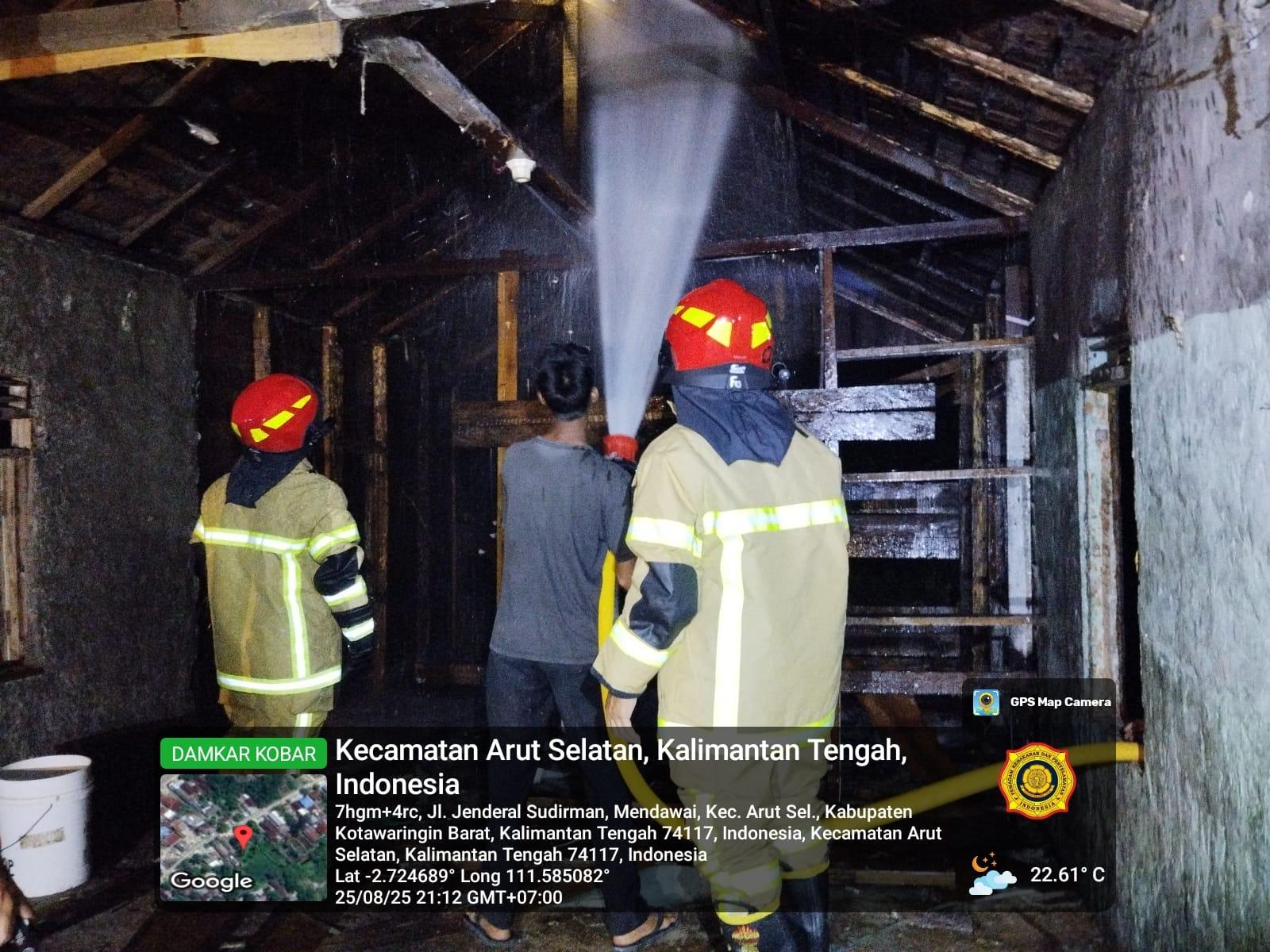 Kebakaran di Mendawai Pangkalan Bun, Damkar dan Warga Sigap Padamkan Api