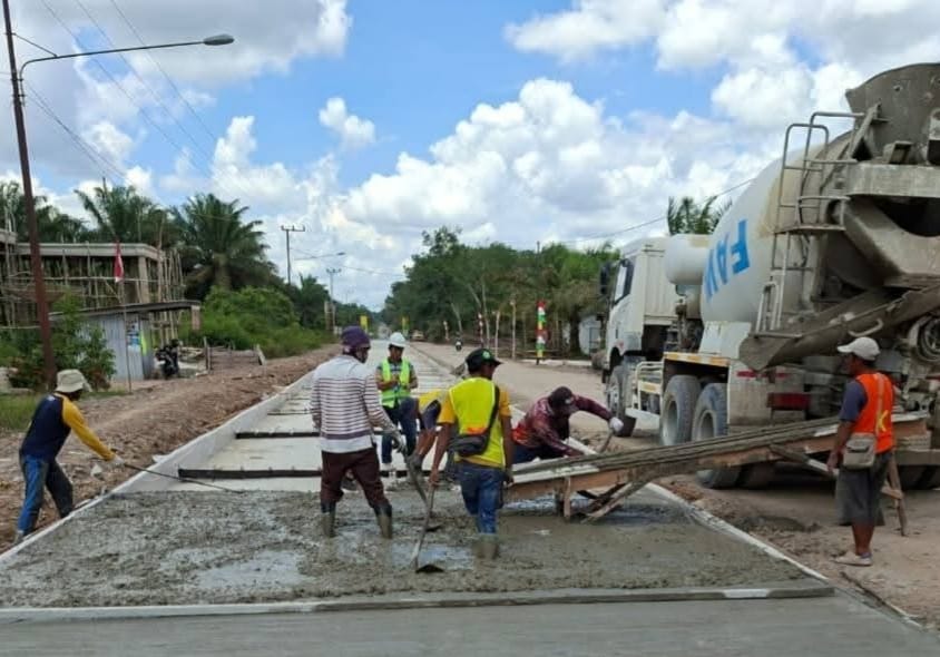 Bupati Kobar Dengarkan Aspirasi Warga, Jalan Pangkalan Satu–Sungai Tendang Akan Diperbaiki