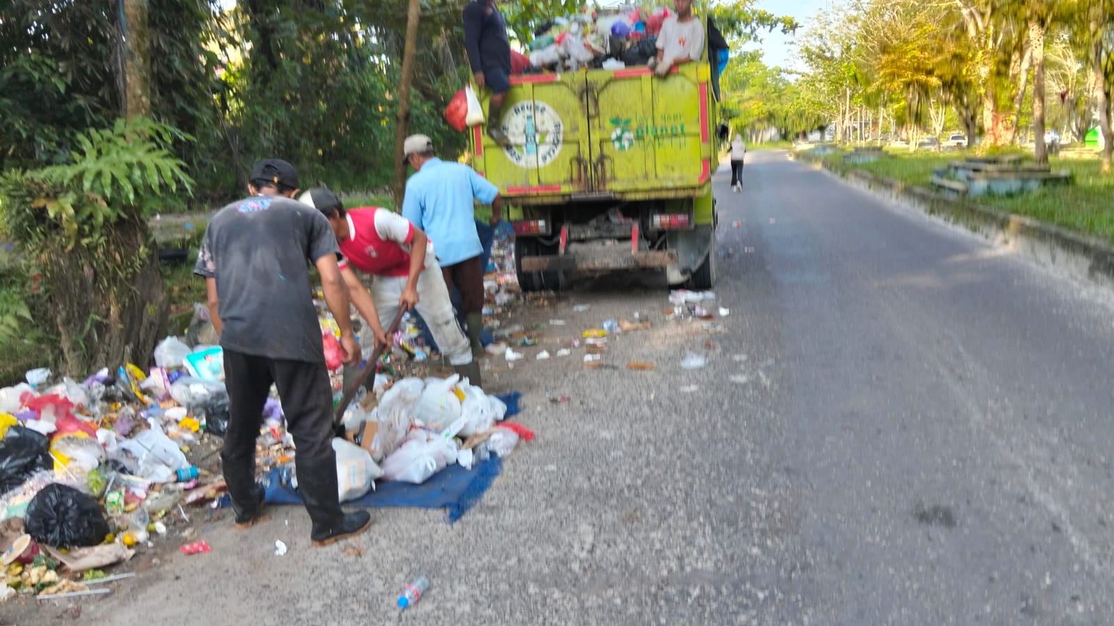 Drama Sampah di Pangkalan Bun: Petugas Angkut, Warga Buang Lagi