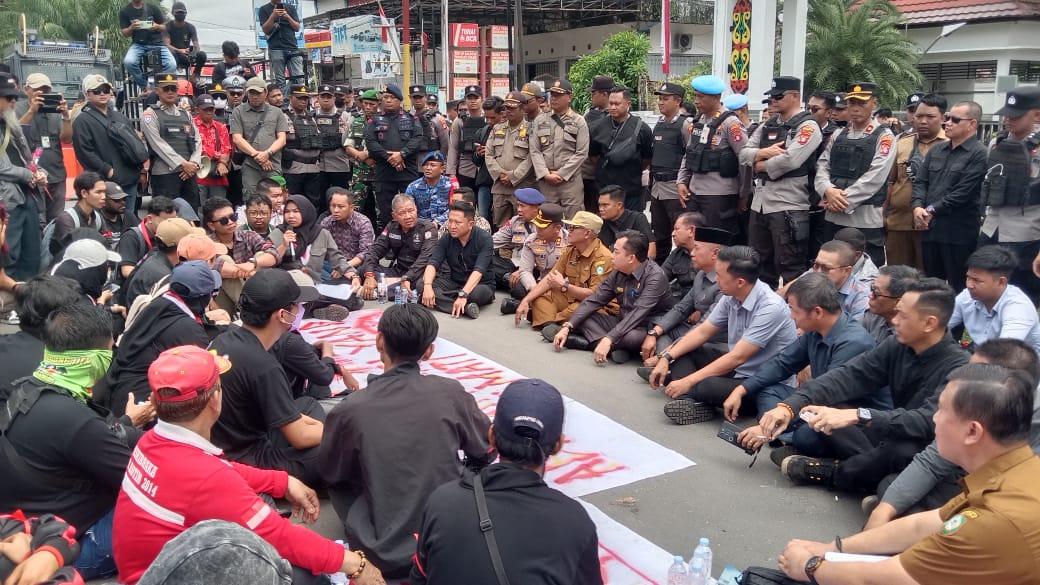Massa Aksi Damai Desak Kapolres Kotim Copot Kapolsek Mentaya Hulu