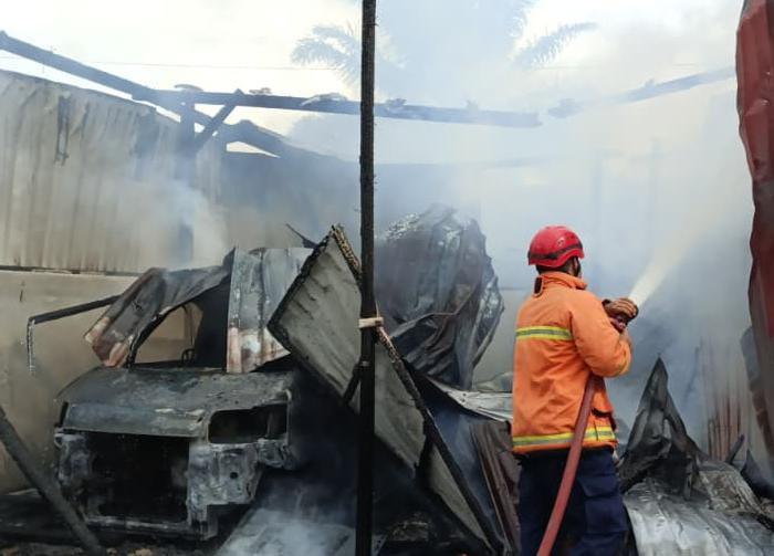 Rumah Warga di Jalan Lingkar Utara Sampit Terbakar, Diduga Akibat Korsleting Kabel Mobil