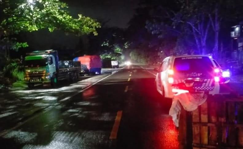 Motor Tabrak Fuso Mogok di Pasir Panjang, Pengendara Terpental Ditabrak Carry
