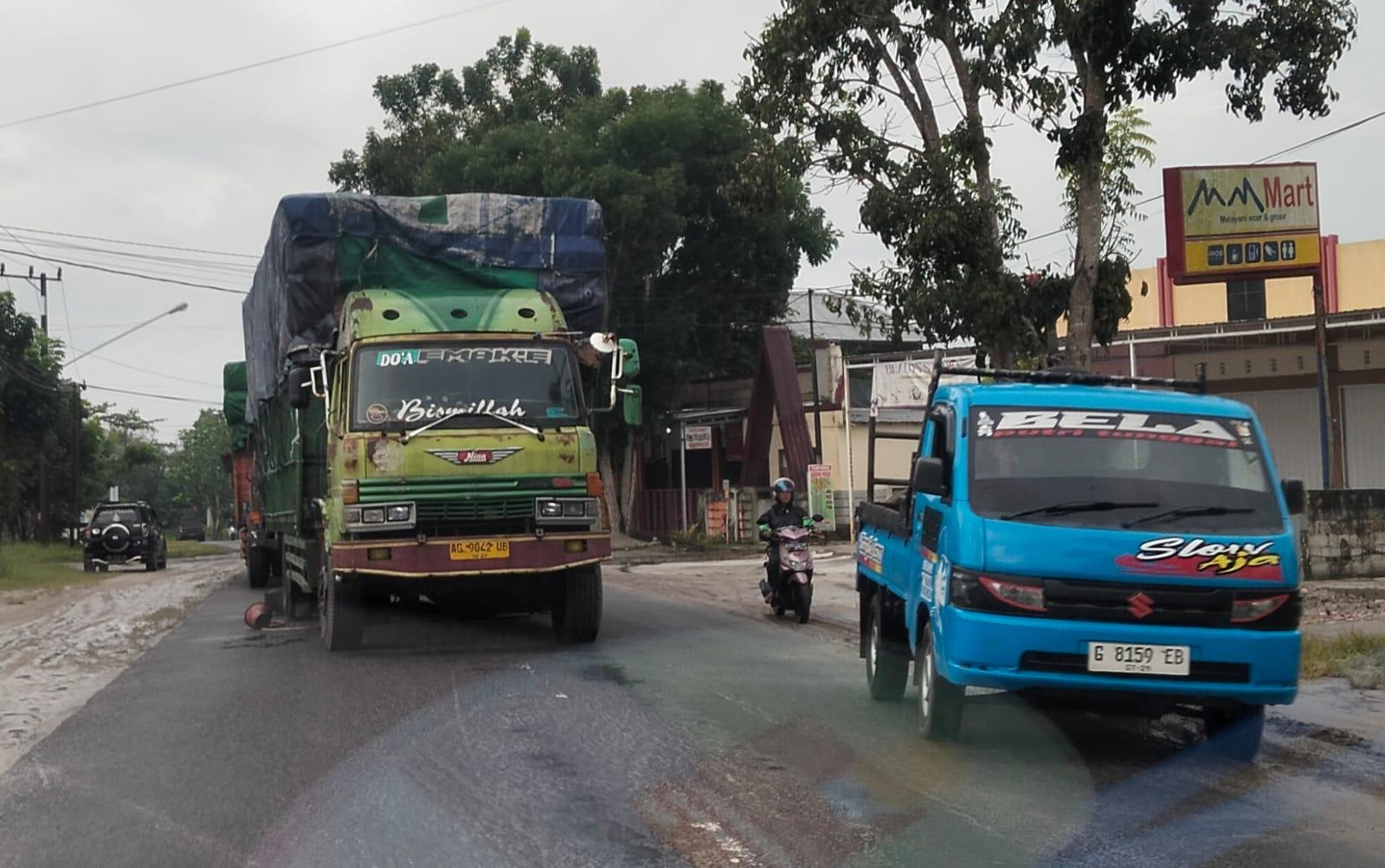 Truk Bermuatan Berat Ganggu Keselamatan di Jalan Ahmad Wongso, Warga Pangkalan Bun Resah