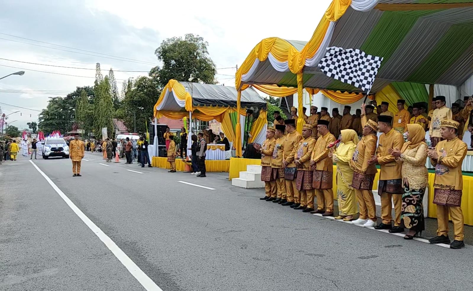 Meriah dan Penuh Makna, Bupati Nurhidayah Buka Pawai Nasi Adab HUT ke-66 Kobar
