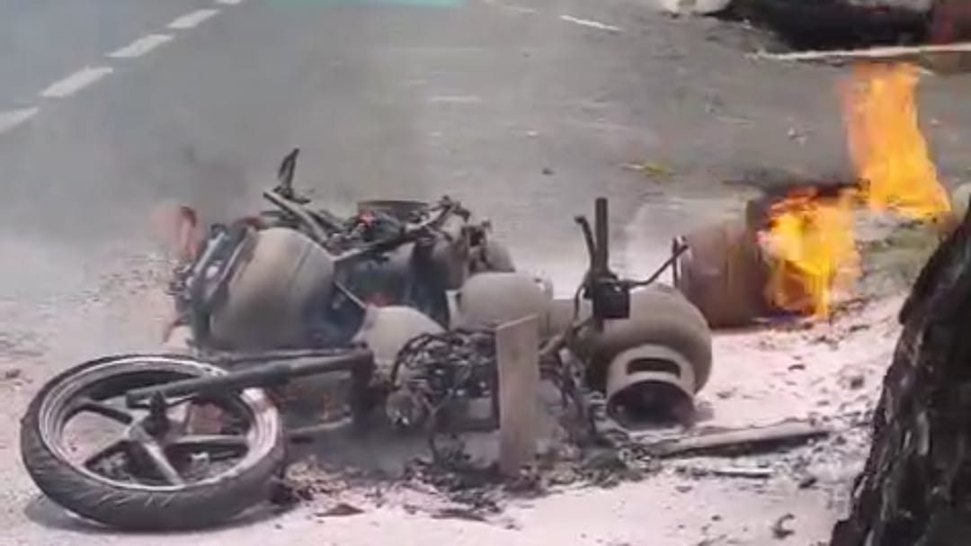 Motor Pembawa Gas Terbakar di Tengah Pawai Nasi Adab