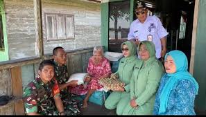 TNI Peduli, Koramil 1019-01/Katingan Kuala Salurkan Bantuan Sembako untuk Warga Lansia