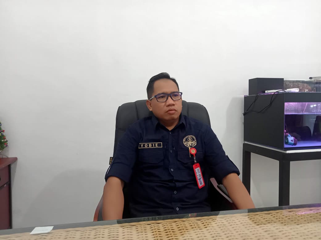 Pasca Penertiban, DLH Katingan Bersihkan Drainase Pasar Kereng Pangi