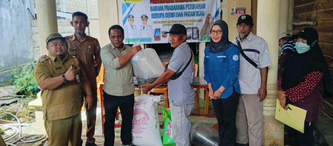 Wakil Ketua DPRD Seruyan Salurkan Bibit dan Pakan Ikan untuk Nelayan di Danau Sembuluh