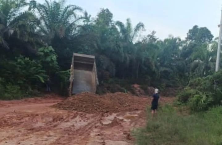 Inovasi Ramah Lingkungan, Pemkab Kobar Bangun Jalan dengan Teknologi Soil-Cement