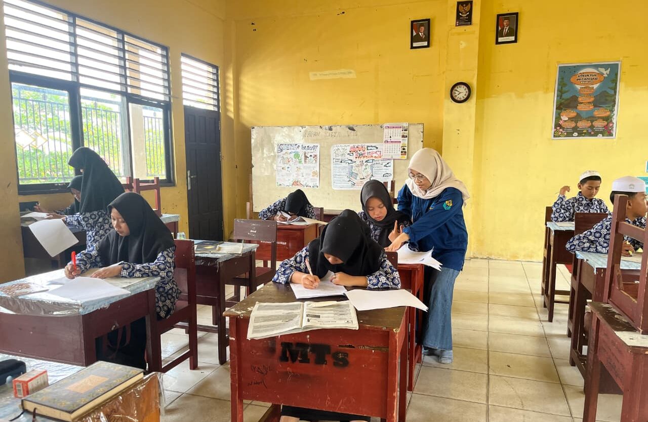 Mahasiswa UIN Palangka Raya Hadirkan Inovasi Pembelajaran Bahasa Inggris di MTs Fathul Jannah