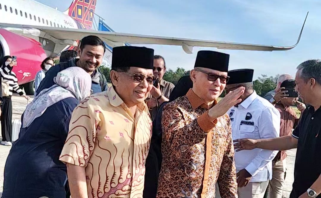 Pulang Kampung, Menteri Mukhtaruddin Langsung Jenguk Ibunda