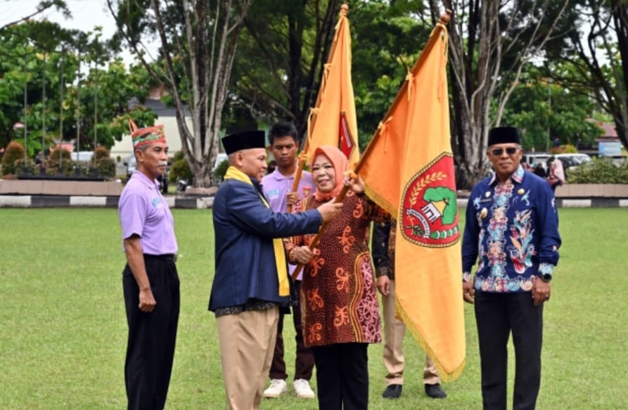 Warna Keberagaman di Kobar: Bupati Nurhidayah Lepas Kafilah MTQH dan Pesparani Bersamaan
