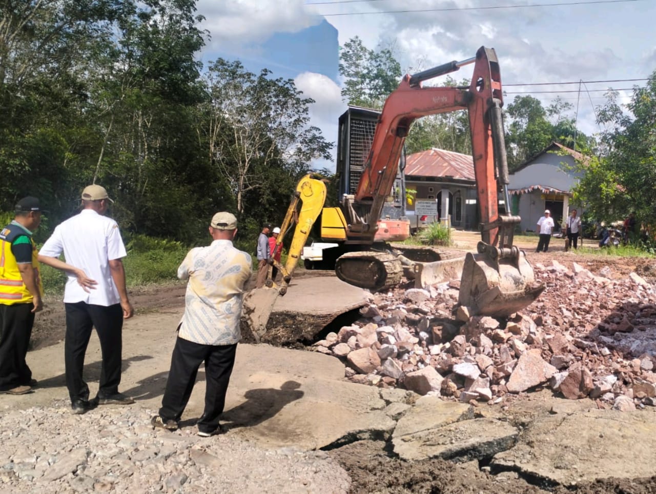 Bupati Perintahkan PUPR  Kobar Tindak Cepat Kerusakan Jalan Nasional di Km 50